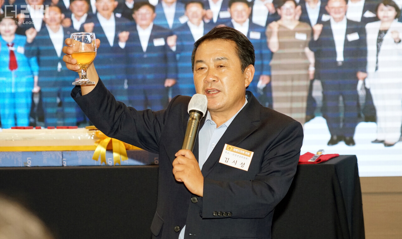 지난 4일 제11대 강원도의회 개원 경축연에서 김시성 최다선 의원이 건배제의를 하고 있다. 전경해 기자