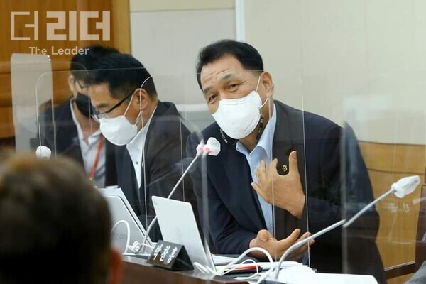 주요 업무보고회에서 질의하는 이한영 강원도의회 의원(사진= 이한영 의원 제공). 이형진 기자