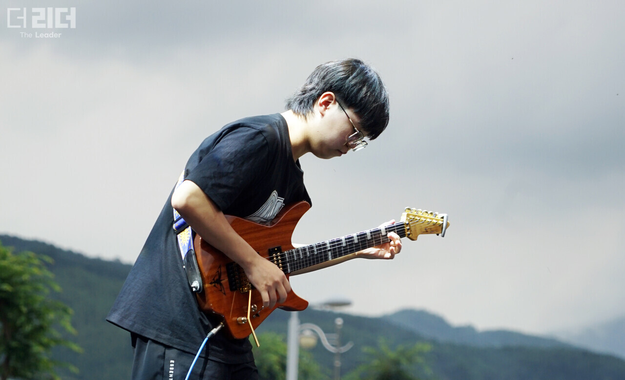 지난 5일 화천군 사내생활체육공원에서 열린 화천토마토축제 개막식에 앞서 기타리스트 양태환이 연주하고 있다. 전경해 기자