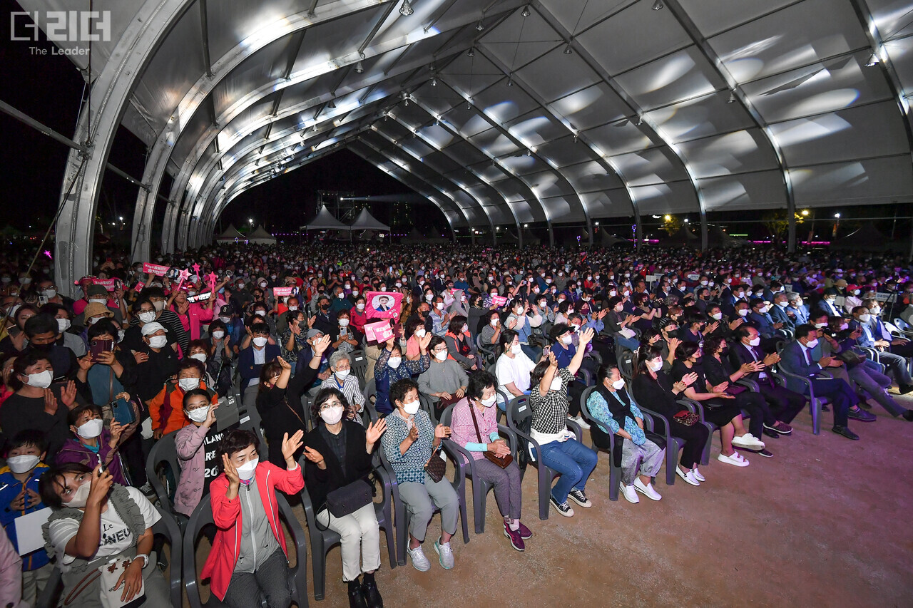 지난 15일 저녁 제47회 정선아리랑제 개막식이 구름 인파가 몰린 가운데 개최되고 있다(사진= 정선군청 제공). 이형진 기자