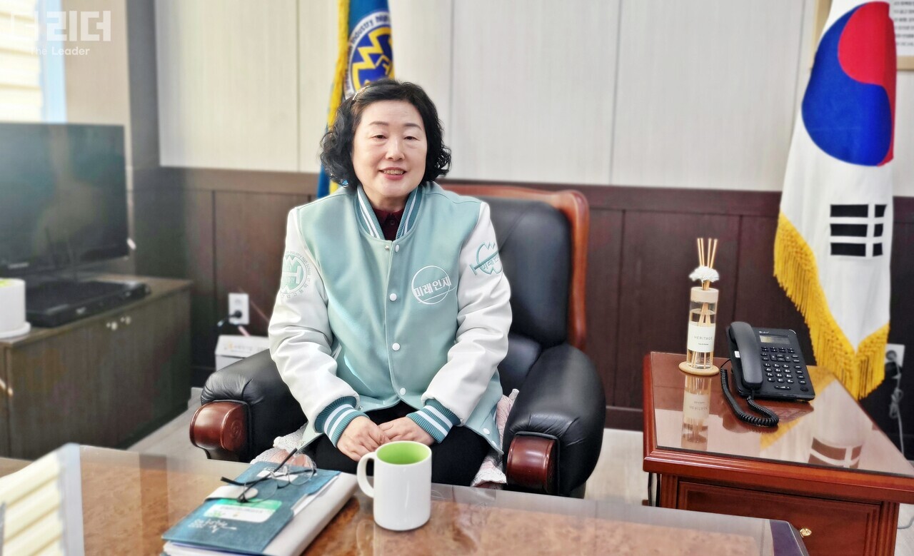 제자들 응원하며 벤치 지킨 이인희 교장선생님.. “아이들이 상처 받지 않길”
