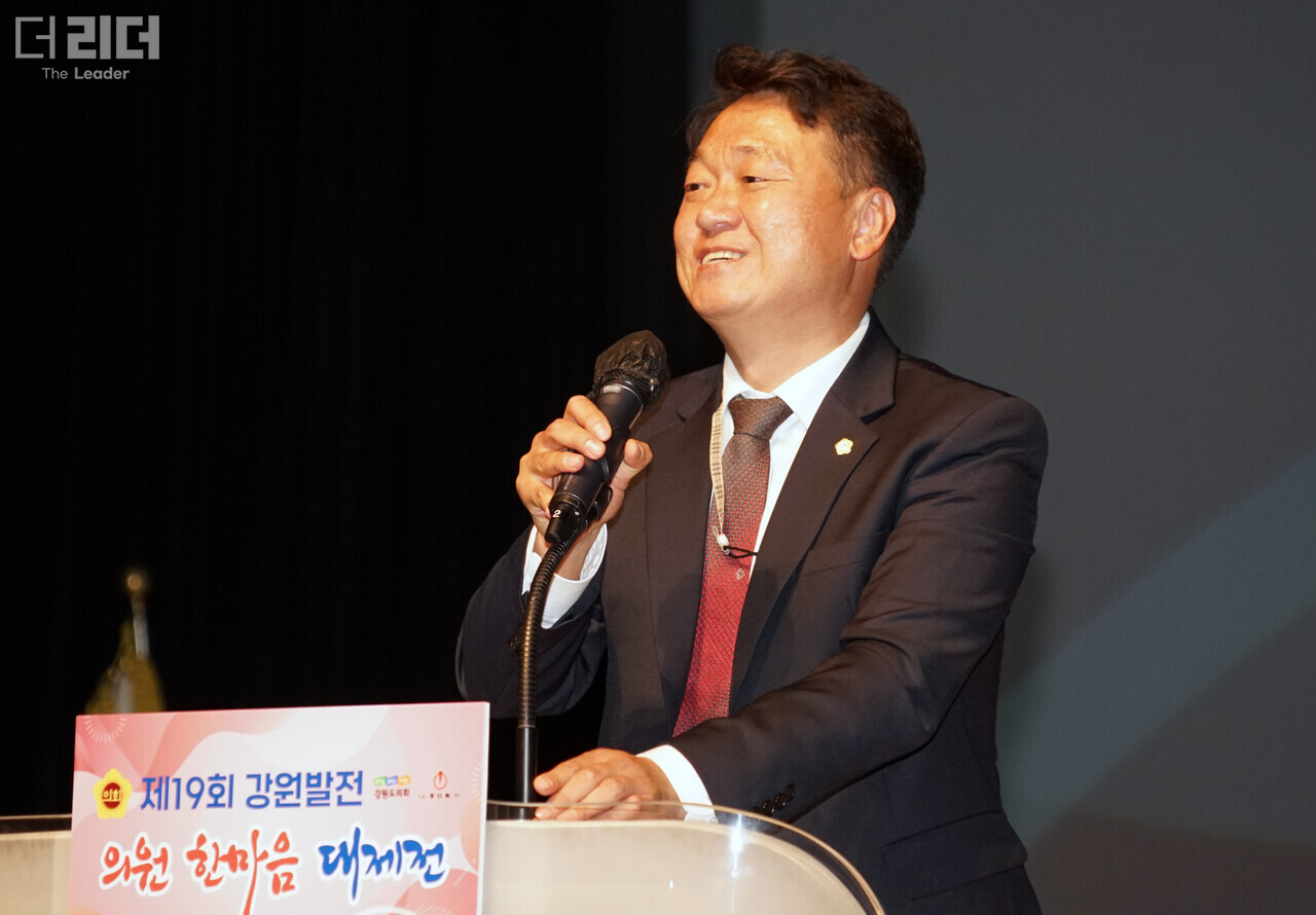 지난 24일 김일용 회장이 ‘제19회 강원발전 의원한마음 대제전’ 전야제에서 축사를 하고 있다. 전경해 기자