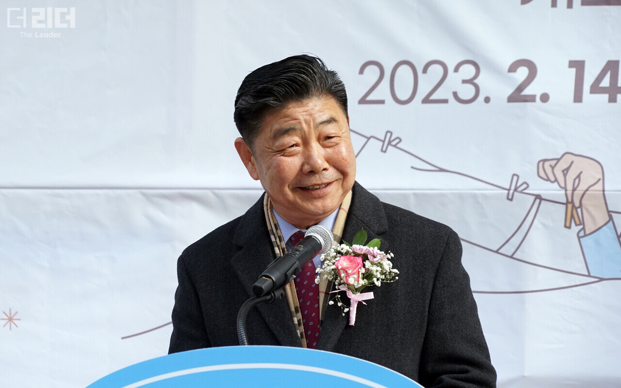 지난 14일 김진호 강원 춘천시의회 의장이 ‘춘천 봄봄 사랑나눔 이불빨래방’ 개소식에서 축사를 하고 있다. 전경해 기자