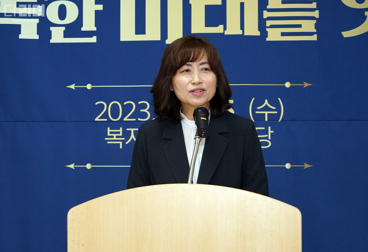 지난 15일 김소영 관장이 춘천남부노인복지관 개관 10주년 기념행사에서 인사말을 하고 있다. 전경해 기자