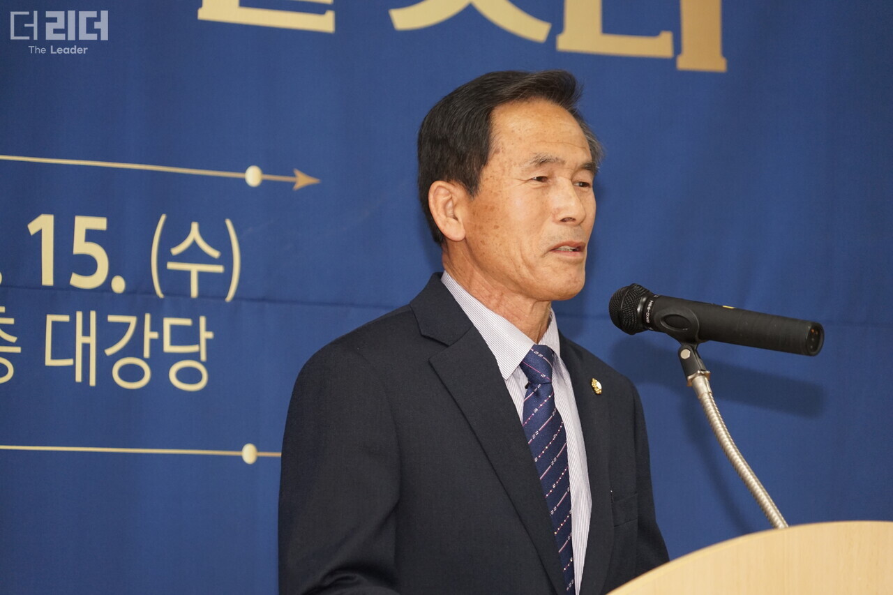 15일 권주상 춘천시의회 부의장이 춘천남부노인복지관 개관 10주년 기념행사에서 축사를 하고 있다. 전경해 기자