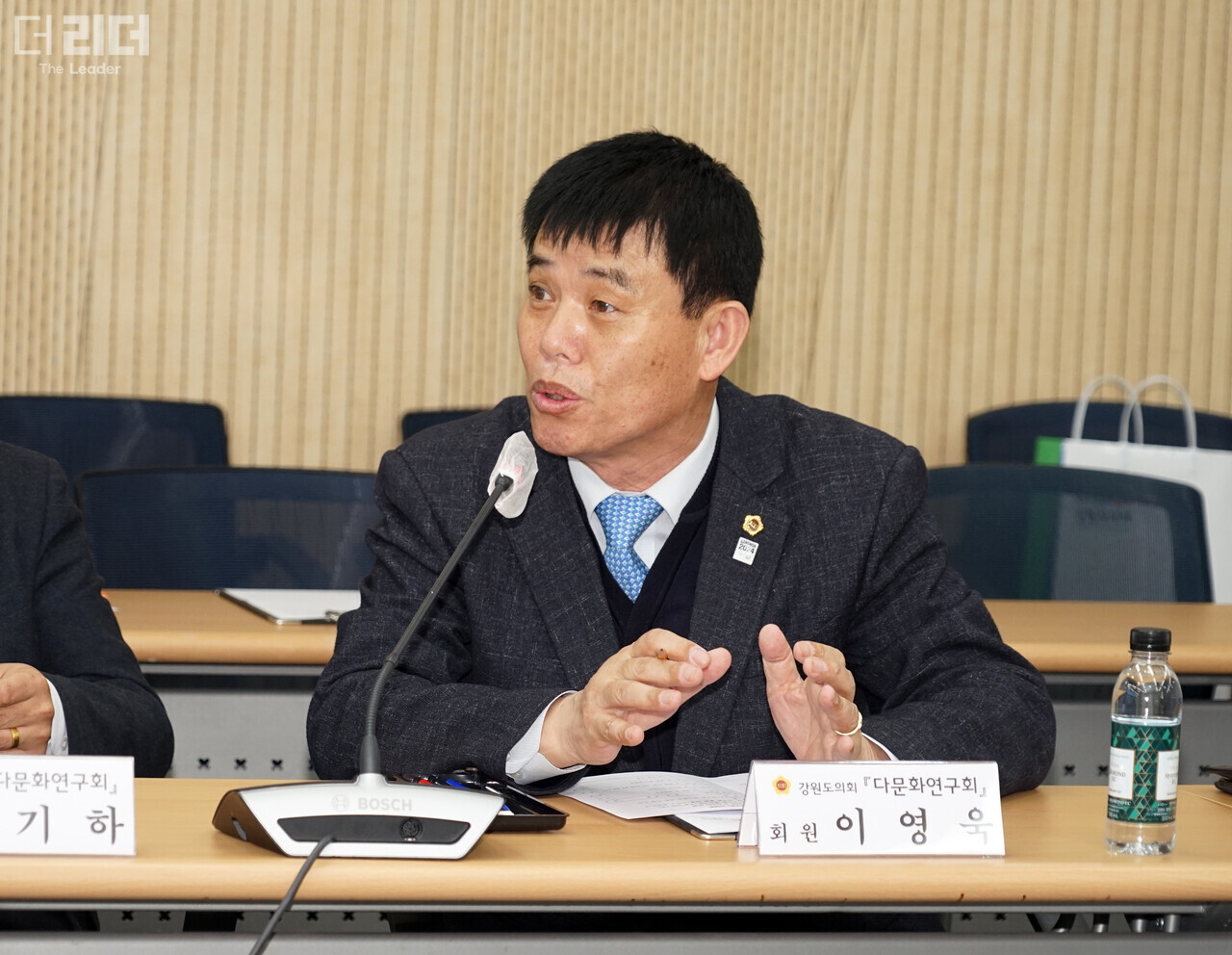 15일 이영욱 회원이 ‘다문화 연구회 간담회’에서 의견을 제안하고 있다. 전경해 기자