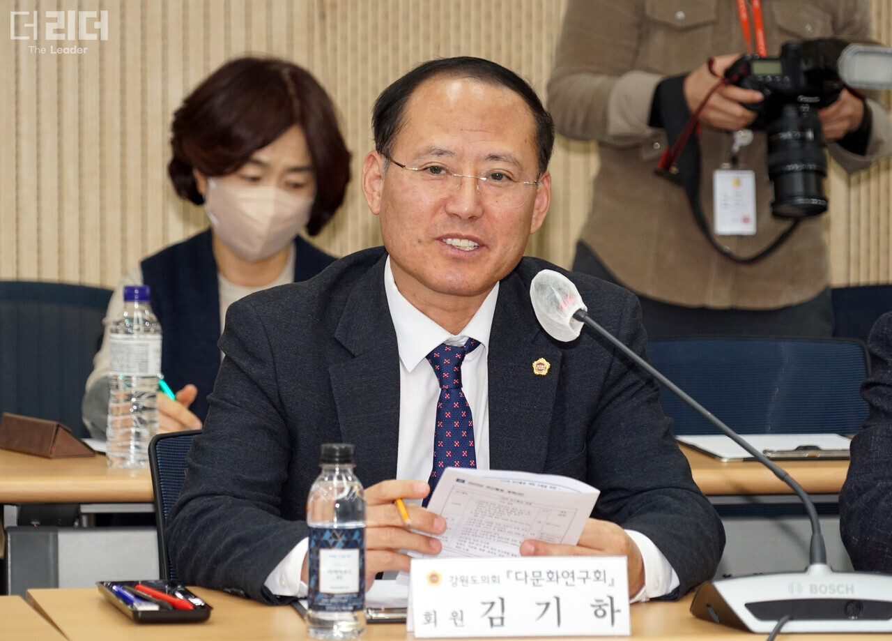 15일 김기하 회원이 ‘다문화 연구회 간담회’에서 의견을 제안하고 있다. 전경해 기자