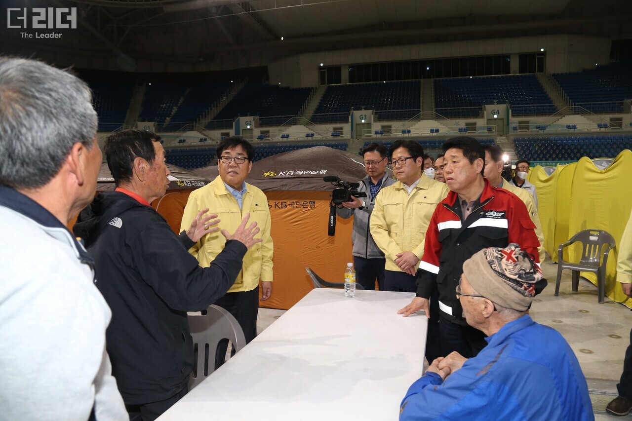 권혁열(오른쪽) 강원도의회 의장이 12일 이재민들의 임시거처가 마련돼 있는 강릉 아이스아레나를 방문해  애로사항을 청취하고 있다(사진= 강원도의회 제공). 전경해 기자