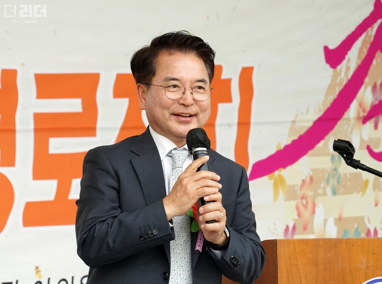 지난 4일 육동한 강원 춘천시장이 ‘2023 박사마을 경로잔치’에서 축사를 하고 있다. 전경해 기자