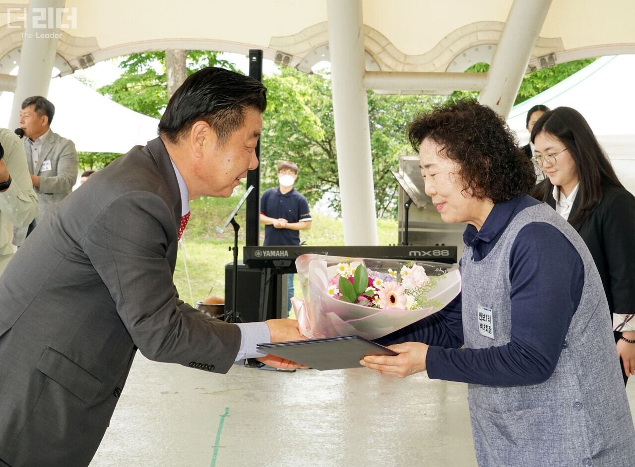 지난 4일 김진호 강원 춘천시의회 의장이 ‘2023 박사마을 경로잔치’ 기념행사에서 유공상을 시상하고 있다. 전경해 기자