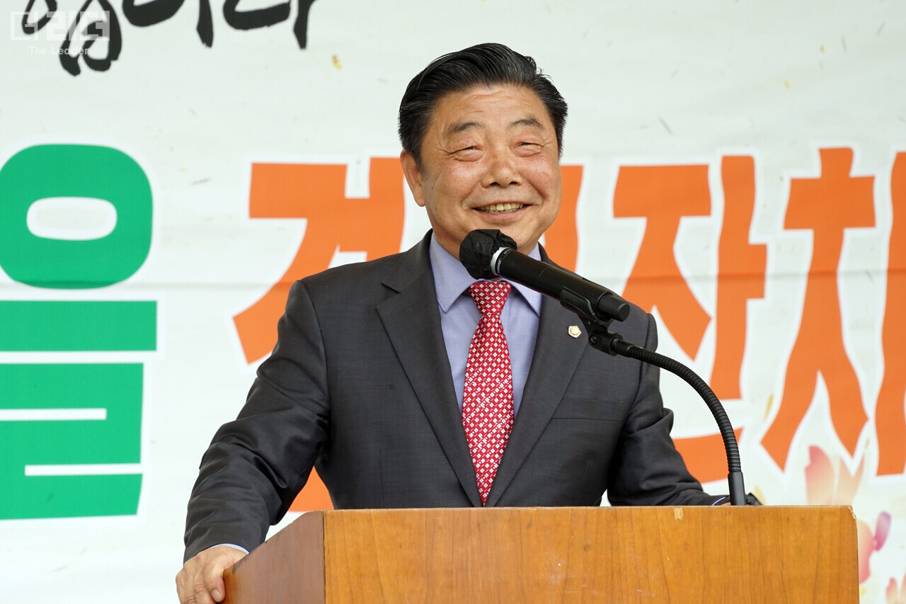 지난 4일 김진호 강원 춘천시의회 의장이 ‘2023 박사마을 경로잔치’에서 축사를 하고 있다. 전경해 기자