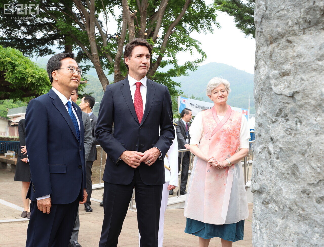 김동연(왼쪽) 경기지사가 18일 쥐스탱 트뤼도(Justin Pierre James Trudeau) 캐나다 총리를 만나 6.25 가평전투에 참전했던 캐나다군을 추모하고 있다(사진= 경기도청 제공). 이호진 기자