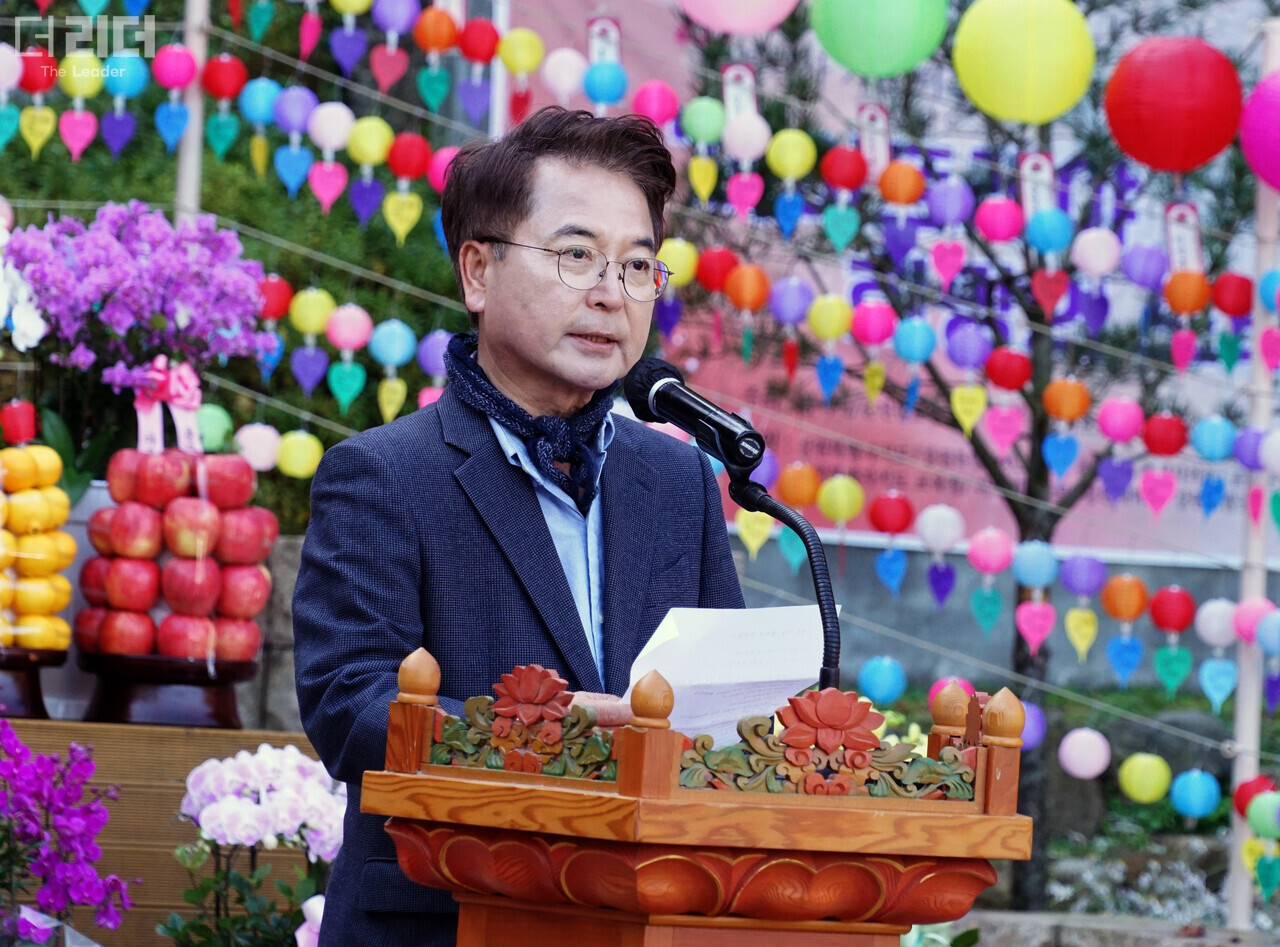 21일 육동한 시장이 봉덕사 가을미륵제에서 축사를 하고 있다. 전경해 기자