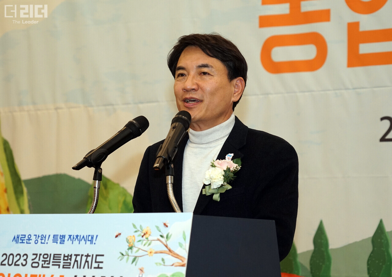 13일 김진태 도지사가 2023 농업인대상 및 농촌마을활력프로젝트 우수마을 시상식에서 기념사를 하고 있다. 전경해 기자