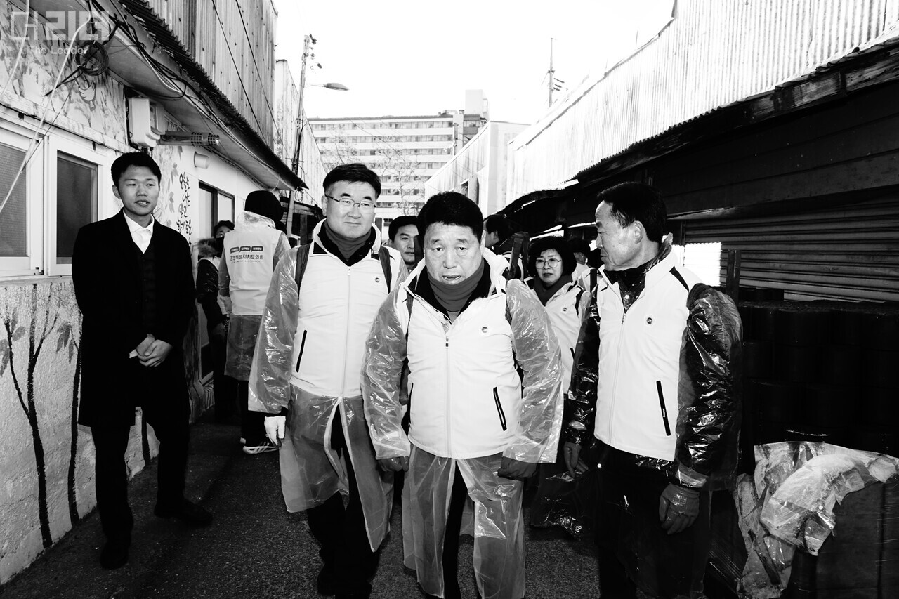 지난달 30일 ‘2023 강원특별자치도의회 사랑의 연탄배달’에 참여한 권혁열 도의장(가운데)과 의원들이 연탄을 나르고 있다. 전경해 기자