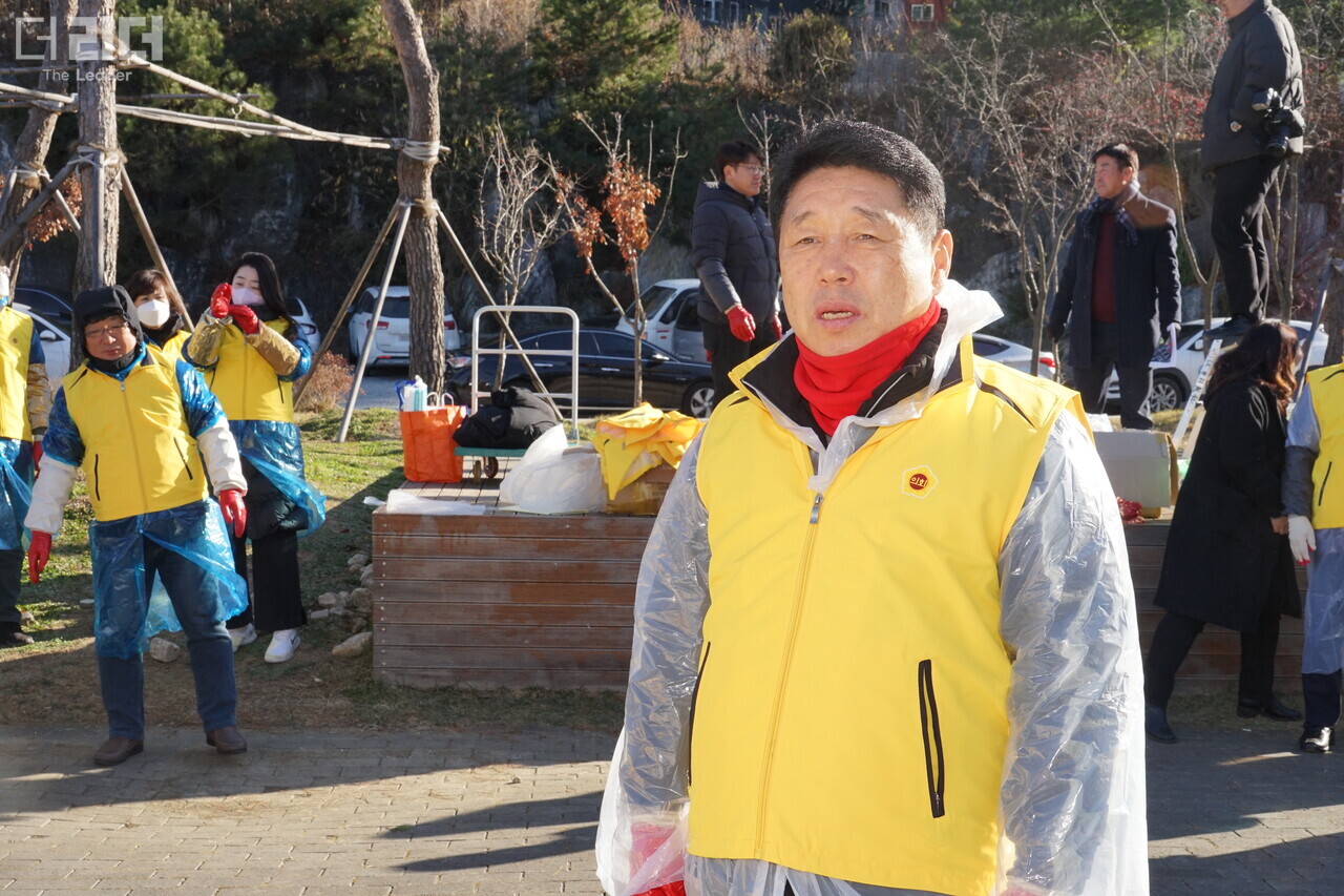 지난달 30일 권혁열 의장이 ‘2023 강원특별자치도의회 사랑의 연탄배달’에 앞서 인사말을 하고 있다. 전경해 기자