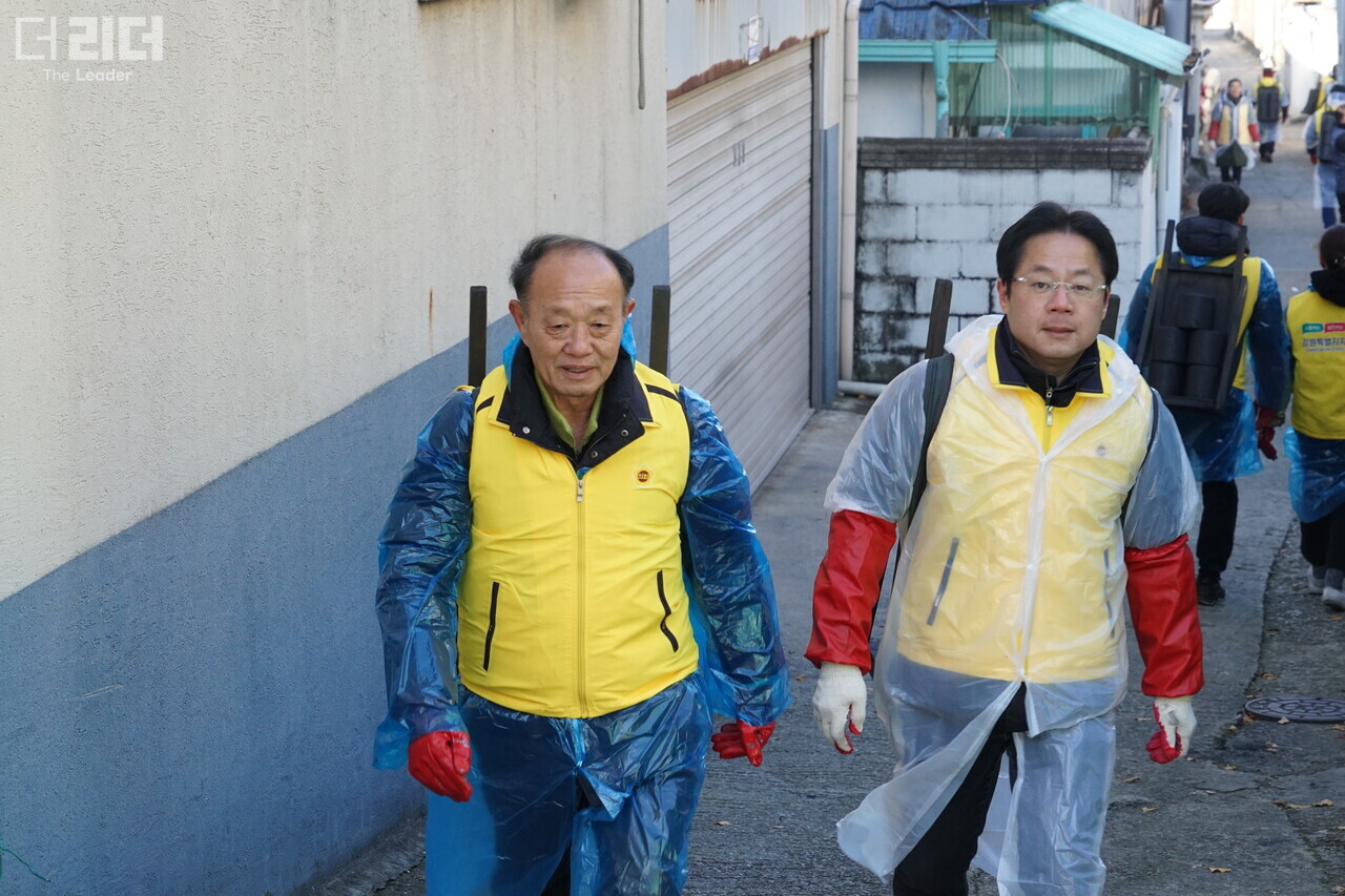 지난달 30일 김기홍 강원도의회 부의장(오른쪽), 박길선 교육위원장(왼쪽)이 연탄을 나르고 있다. 전경해 기자