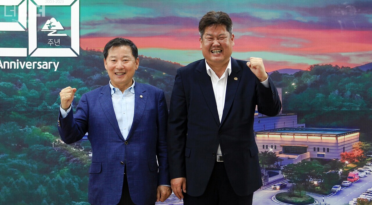 이철규(왼쪽) 국회의원과 이상호(오른쪽) 강원 태백시장. 이형진 기자