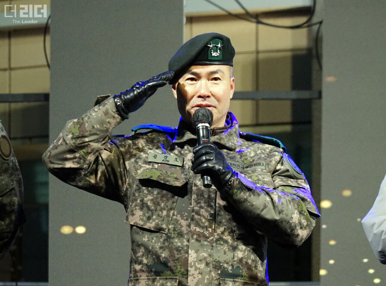 지난 23일 김진호 제7보병사단장이 선등거리 점등식에서 인사말을 하고 있다. 전경해 기자