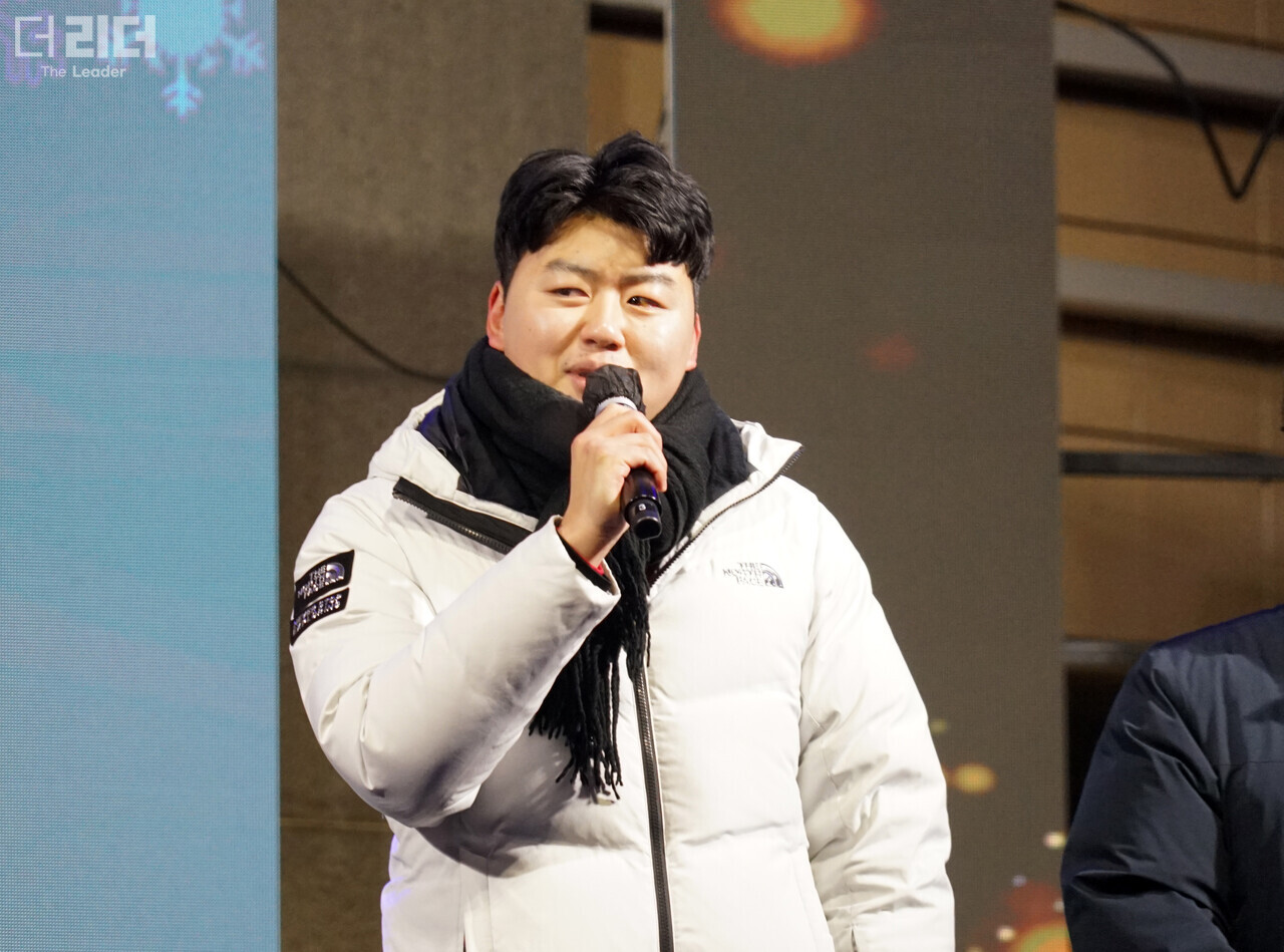 지난 23일 박대현 도의원이 선등거리 점등식에서 인사말을 하고 있다. 전경해 기자