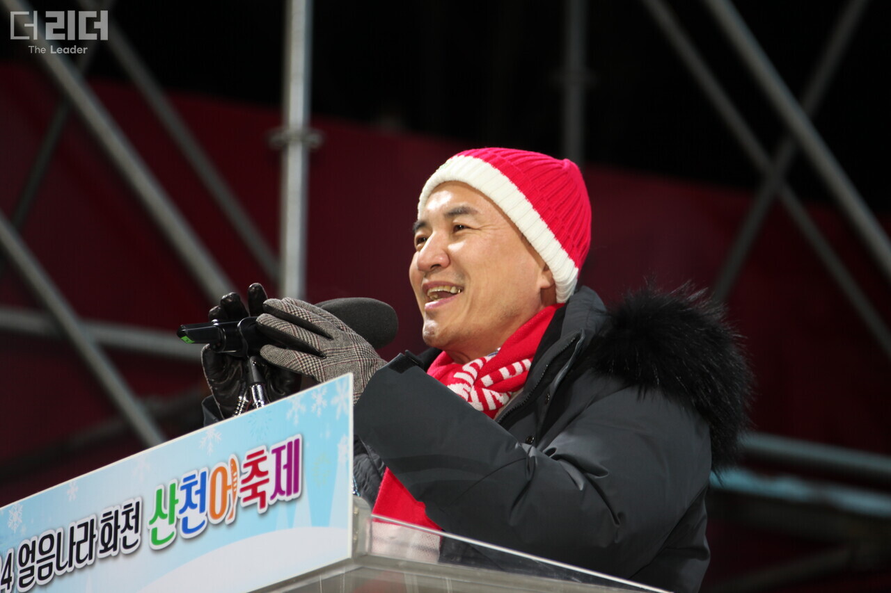 6일 김진태 도지사가 ‘2024 화천산천어축제’ 개막식에서 축하를 하고 있다. 전경해 기자