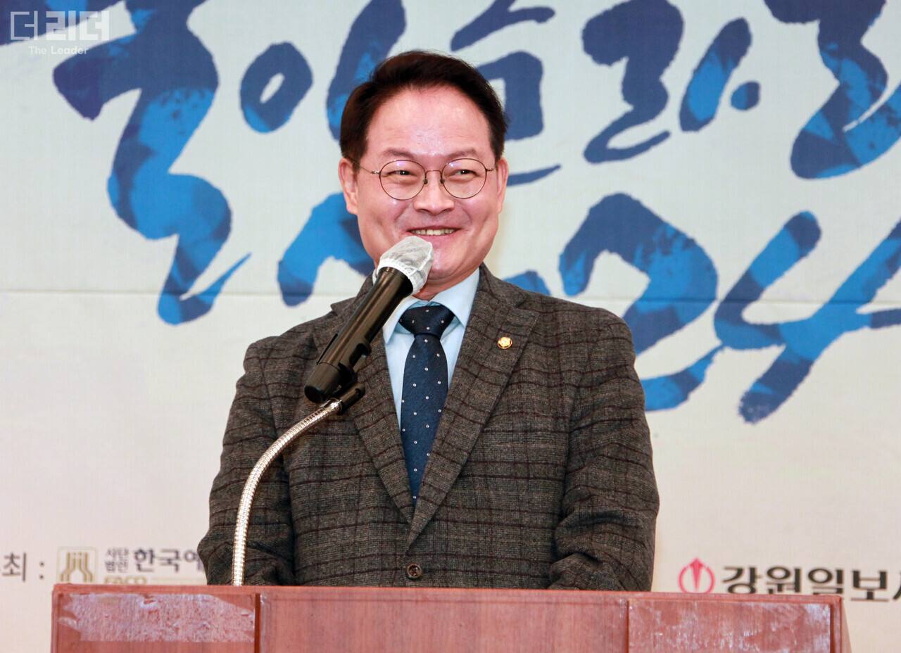 15일 허영 국회의원이 ‘2024 강원특별자치도문화예술인 신년교례회’에서 축사를 하고 있다. 전경해 기자