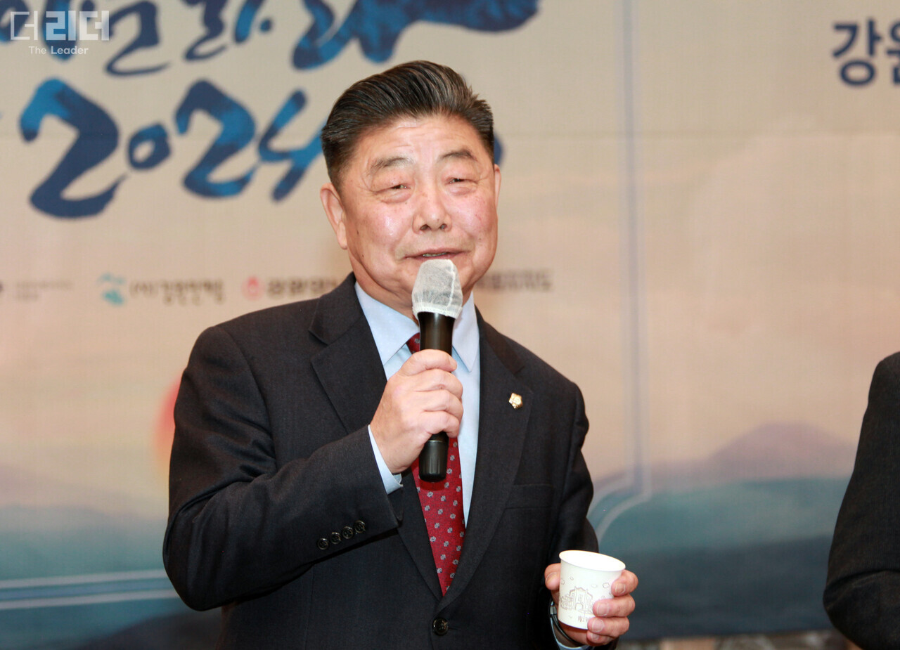 15일 김진호 춘천시의장이 ‘2024 강원특별자치도문화예술인 신년교례회’에서 건배사를 하고 있다. 전경해 기자
